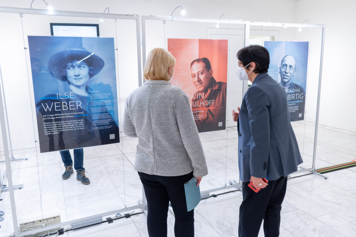 Landtagspräsidentin Prof. Dr. Ulrike Liedtke (l.) und Stiftungsgründerin Bente Kahan (r.) während der gemeinsamen Ausstellungsbesichtigung