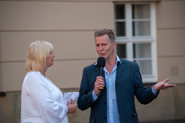 Landtagspräsidentin Prof. Dr. Ulrike Liedtke (l.) spricht mit dem konzeptionellen Leiter Martin Stiefermann (r.)