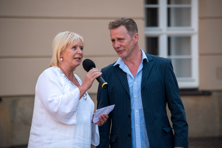 Landtagspräsidentin Prof. Dr. Ulrike Liedtke (l.) spricht mit dem konzeptionellen Leiter Martin Stiefermann (r.)