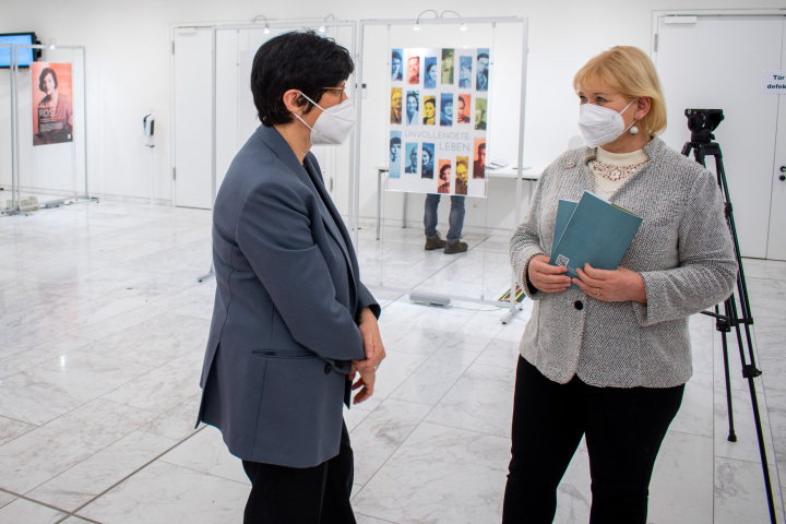 Landtagspräsidentin Prof. Dr. Ulrike Liedtke (r.) und Stiftungsgründerin Bente Kahan (l.) im gemeinsamen Gespräch