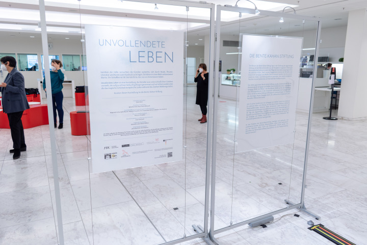 Einblick in die Ausstellung „Unvollendete Leben“