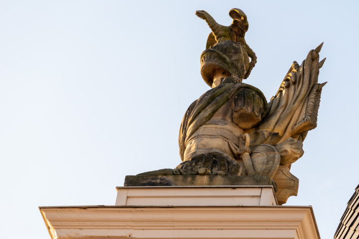 Die Skulptur der sogenannten Drachentrophäe kam am 27. August 2014 zurück auf das Kuppelgeschoss (Südost-Ecke) des Fortunaportals. Der Kern des Konzepts, alle original erhaltenen Teile mit den neuen Ergänzungen zu dem ursprünglichen Kunstwerk integrativ zusammenzusetzen, wurde erfolgreich realisiert.