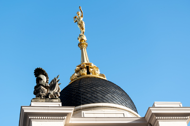 Rekonstruktionen der vergoldeten Fortuna-Skulptur (mittig) und der Bärenfelltrophäe (links) auf dem Eingangsportal des Landtagsgebäudes