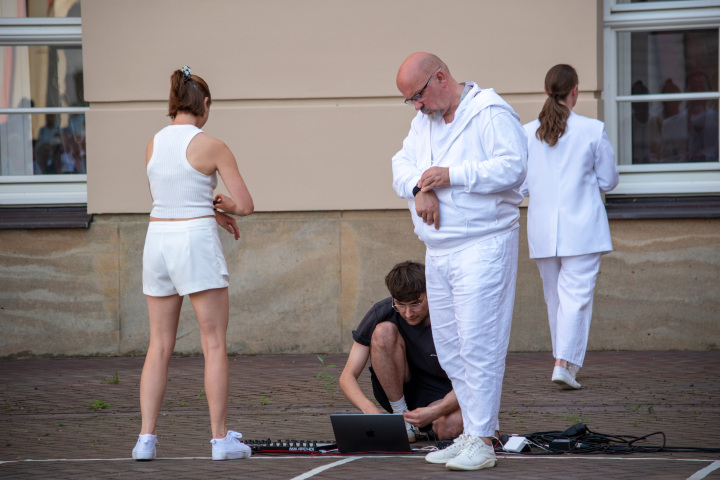 Künstlerisches Programm mit BRUCHSTÜCKE: Tanzperformance „FLÜSSIGbleiben“