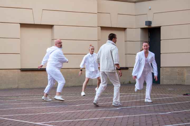 Künstlerisches Programm mit BRUCHSTÜCKE: Tanzperformance „FLÜSSIGbleiben“