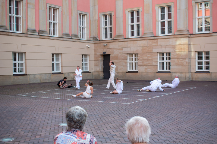 Künstlerisches Programm mit BRUCHSTÜCKE: Tanzperformance „FLÜSSIGbleiben“