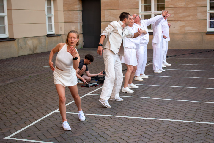 Künstlerisches Programm mit BRUCHSTÜCKE: Tanzperformance „FLÜSSIGbleiben“