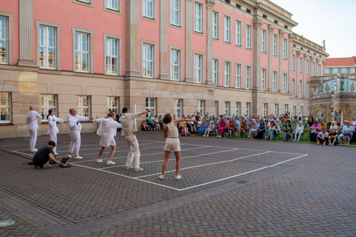 Künstlerisches Programm mit BRUCHSTÜCKE: Tanzperformance „FLÜSSIGbleiben“