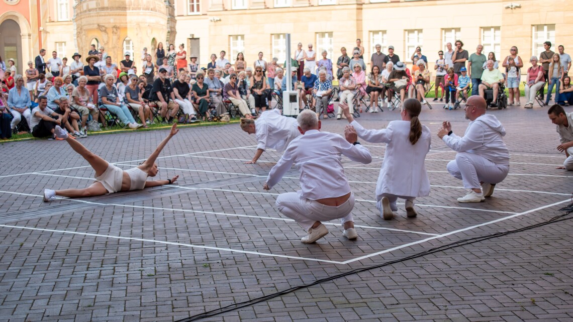 Künstlerisches Programm mit BRUCHSTÜCKE: Tanzperformance „FLÜSSIGbleiben“