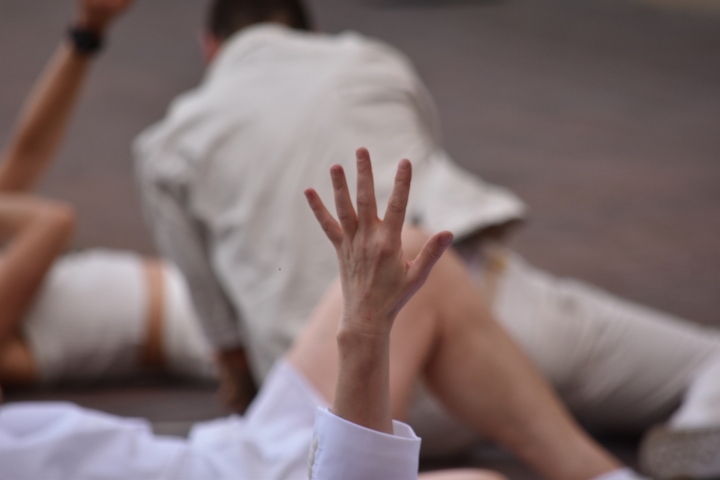 Künstlerisches Programm mit BRUCHSTÜCKE: Tanzperformance „FLÜSSIGbleiben“