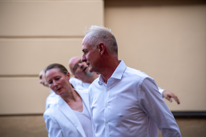 Künstlerisches Programm mit BRUCHSTÜCKE: Tanzperformance „FLÜSSIGbleiben“