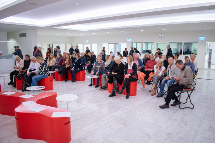 Blick ins Foyer zu Beginn der Ausstellungseröffnung
