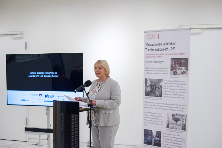 Landtagspräsidentin Prof. Dr. Ulrike Liedtke begrüßt die Gäste zur Ausstellungseröffnung im Landtag.