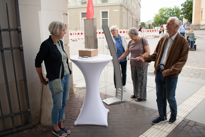 Eintreffen der Gäste zur vierten Veranstaltung „Kunst zur Zeit 2024“
