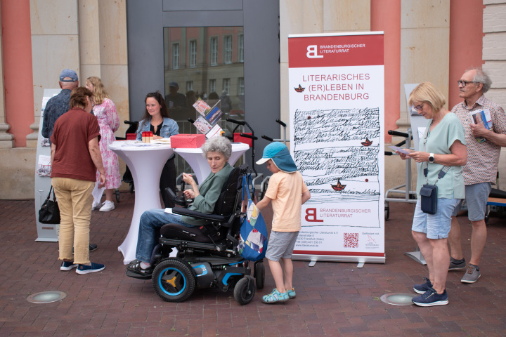 Infostand des Landtages zur Veranstaltung „Kunst zur Zeit 2024“