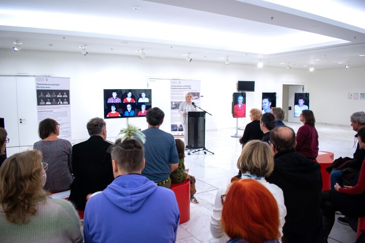 Blick ins Foyer während der Begrüßung der Landtagspräsidentin Prof. Dr. Ulrike Liedtke.
