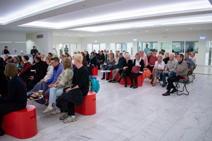 Blick ins Foyer während des Grußwortes der Beauftragten des Landes Brandenburg für die Aufarbeitung der Folgen der kommunistischen Diktatur Dr. Maria Nooke