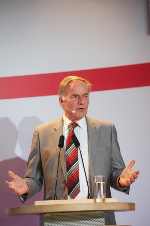 Landtagspräsident Gunter Fritsch erläutert den Projektstand.