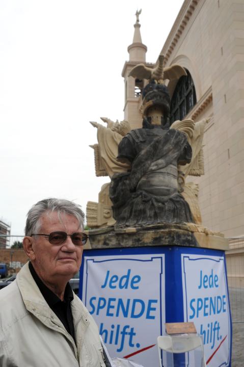 Der Stifter der dritten Trophäe Hans-Jürgen Zippel vor der Trophäe.