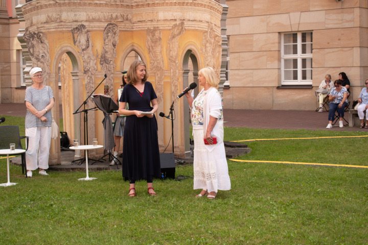 Landtagspräsidentin Prof. Dr. Ulrike Liedtke (r.) im Gespräch mit der Geschäftsführerin des Brandenburgischen Literaturrates Dr. Friederike Frach (l.)