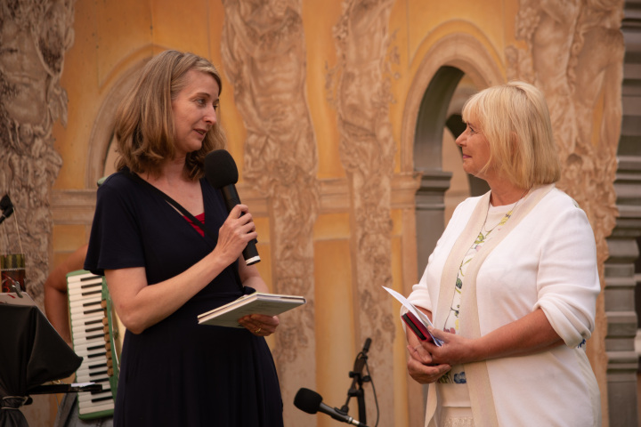 Landtagspräsidentin Prof. Dr. Ulrike Liedtke (r.) im Gespräch mit der Geschäftsführerin des Brandenburgischen Literaturrates Dr. Friederike Frach (l.)