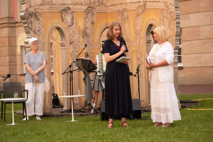 Landtagspräsidentin Prof. Dr. Ulrike Liedtke (r.) im Gespräch mit der Geschäftsführerin des Brandenburgischen Literaturrates Dr. Friederike Frach (l.)
