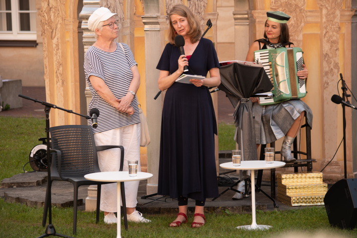 V. l. n. r.: Die Künstlerin Ingeborg Arlt, die Geschäftsführerin des Brandenburgischen Literaturrates Dr. Friederike Frach und die Künstlerin AnniKa von Trier zu Beginn des Programms.