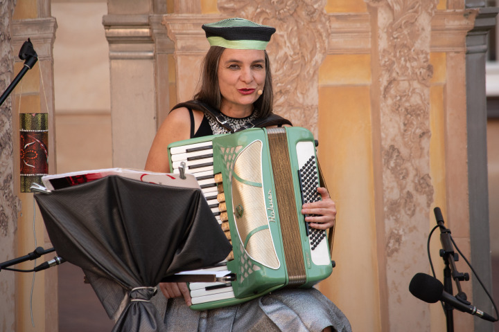 Die Künstlerin AnniKa von Trier mit Gesang und Akkordeon.