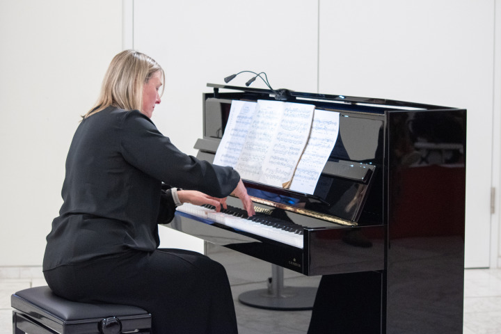 Musikalisches Zwischenspiel zur Ausstellungseröffnung durch Anastasia Mozina-Braun