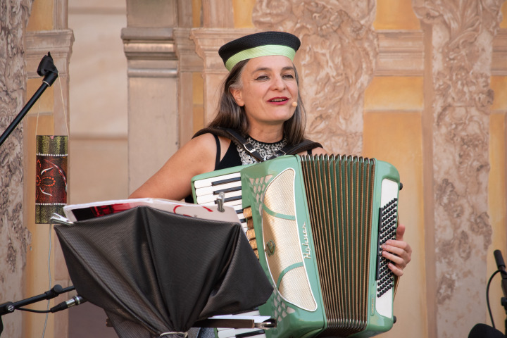 Die Künstlerin AnniKa von Trier mit Gesang und Akkordeon.