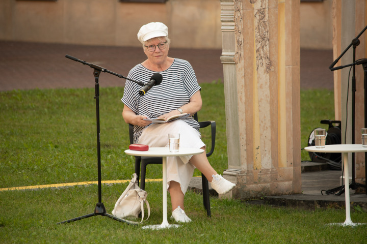 Die Künstlerin Ingeborg Arlt liest Lyrik aus ihrem aktuellen Gedichtband.