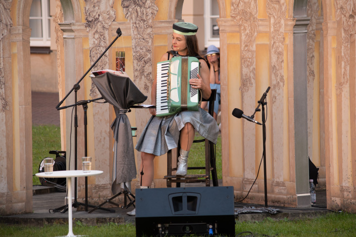 Die Künstlerin AnniKa von Trier mit Gesang und Akkordeon.