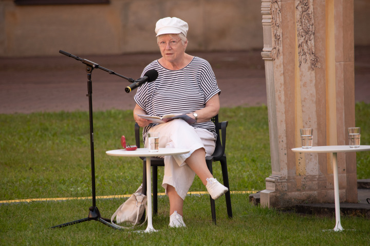 Die Künstlerin Ingeborg Arlt liest Lyrik aus ihrem aktuellen Gedichtband.