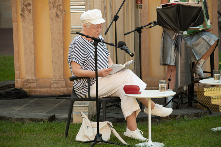 Die Künstlerin Ingeborg Arlt liest Lyrik aus ihrem aktuellen Gedichtband.