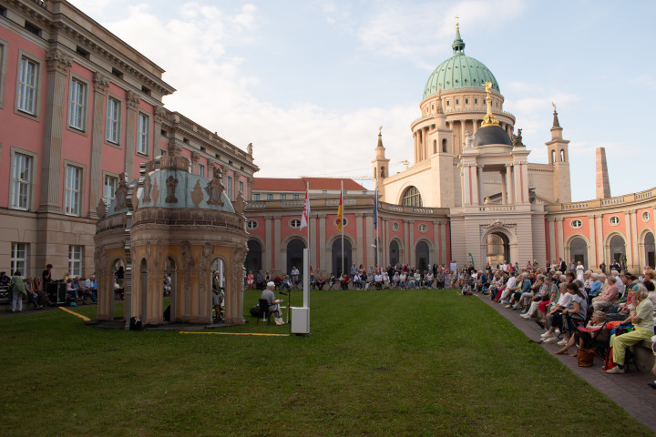 Impression der vierten Veranstaltung „Kunst zur Zeit 2024“ im Innenhof des Landtages.