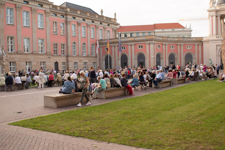 Impression der vierten Veranstaltung „Kunst zur Zeit 2024“ im Innenhof des Landtages.