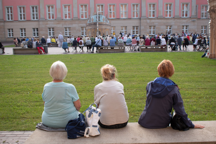 Impression der vierten Veranstaltung „Kunst zur Zeit 2024“ im Innenhof des Landtages.