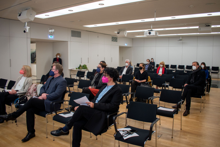 Blick in den Raum während der Ausstellungseröffnung