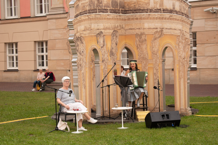 Impression der vierten Veranstaltung „Kunst zur Zeit 2024“ im Innenhof des Landtages.