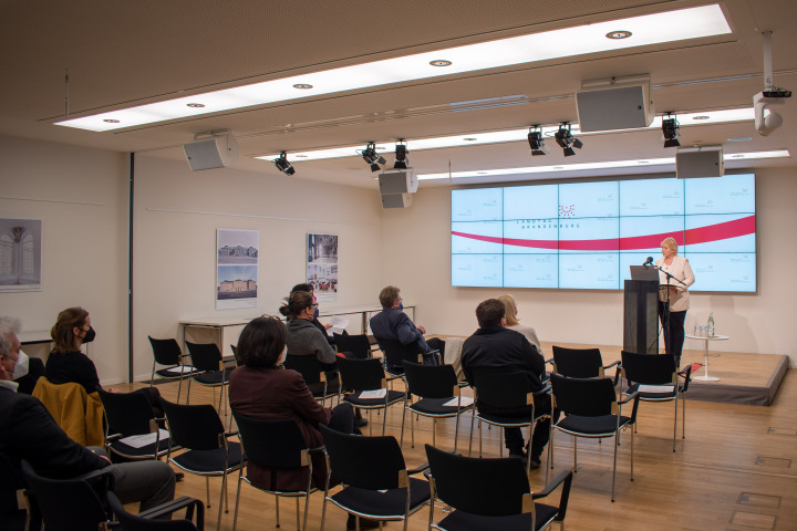 Landtagspräsidentin Prof. Dr. Ulrike Liedtke sprach zur Eröffnung der neuen Foyer-Ausstellung „Camilla Plastic Ocean Plan“ ein Grußwort.