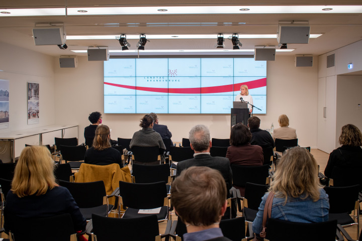 Prof. Dr. Susanne Stürmer, Präsidentin der Filmuniversität KONRAD WOLF, sprach zur Eröffnung der neuen Foyer-Ausstellung „Camilla Plastic Ocean Plan“ ein Grußwort.