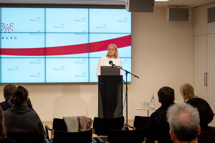 Prof. Dr. Susanne Stürmer, Präsidentin der Filmuniversität KONRAD WOLF, sprach zur Eröffnung der neuen Foyer-Ausstellung „Camilla Plastic Ocean Plan“ ein Grußwort.