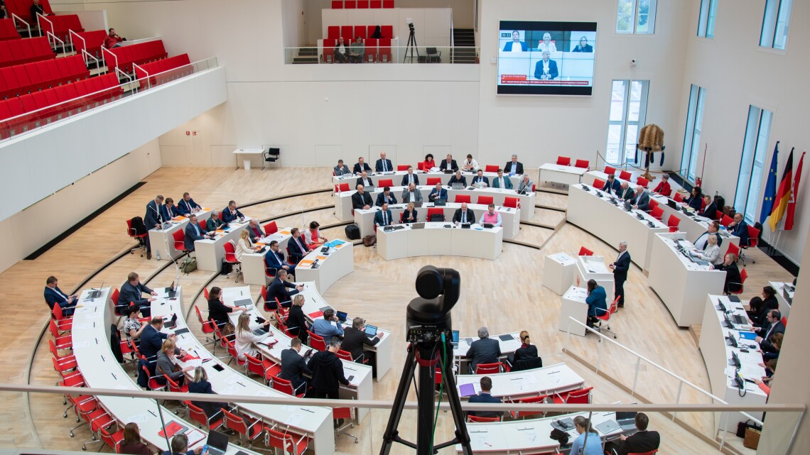 Blick in den Plenarsaal zu Beginn der Aktuellen Stunde auf Antrag der AfD-Fraktion in der 22. Sitzung des Landtages Brandenburg.
