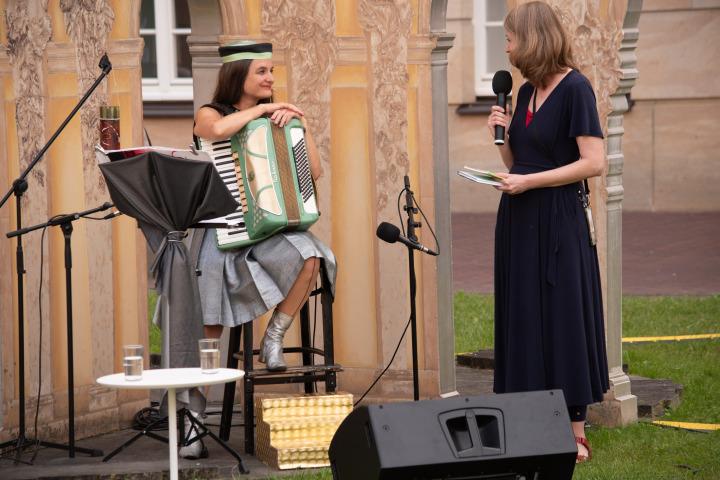 Die Geschäftsführerin des Brandenburgischen Literaturrates Dr. Friederike Frach (r.) im Gespräch mit der Künstlerin AnniKa von Trier (l.).