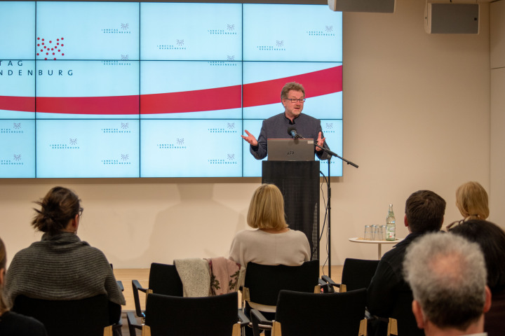 Prof. Dr.-Ing. Carsten Busch, Präsident der Hochschule für Technik und Wirtschaft Berlin, sprach zur Eröffnung der neuen Foyer-Ausstellung „Camilla Plastic Ocean Plan“ ein Grußwort.