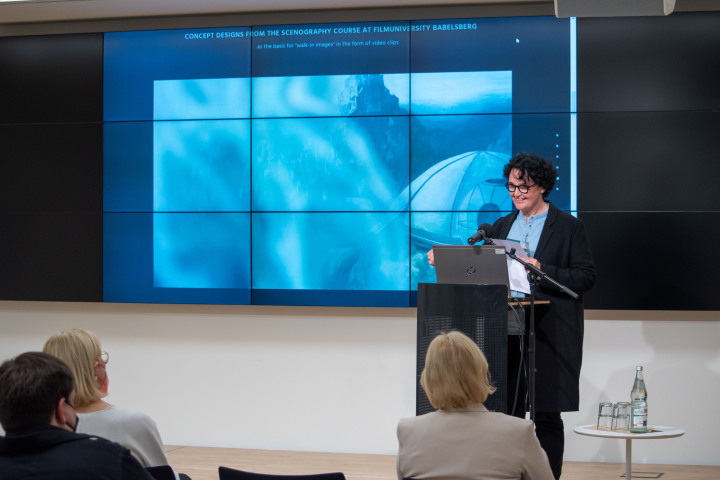 Angelica Böhm, Professorin für Szenografie an der Filmuniversität Babelsberg KONRAD WOLF, erläuterte das Entstehen der Ausstellung.