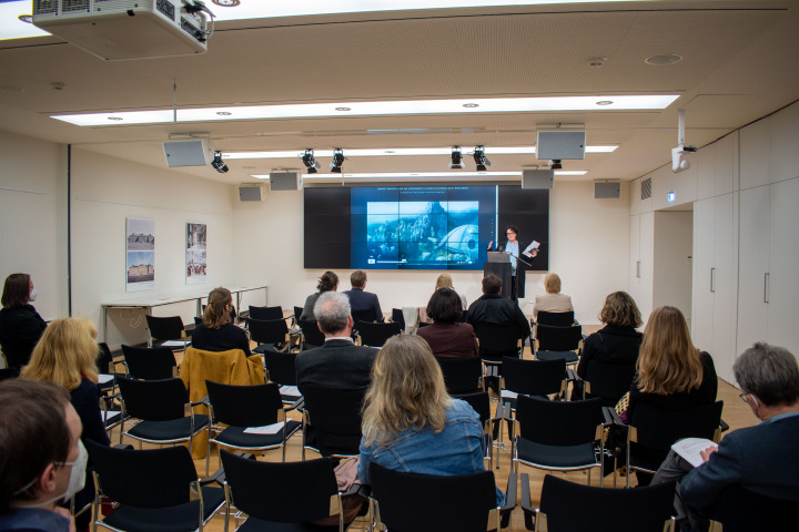 Angelica Böhm, Professorin für Szenografie an der Filmuniversität Babelsberg KONRAD WOLF, erläuterte das Entstehen der Ausstellung.