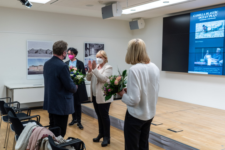 Landtagspräsidentin Prof. Dr. Ulrike Liedtke (2. v. r.) bedankte sich bei Prof. Angelika Böhm (3. v. r.), Prof. Dr. Susanne Stürmer (1. v. r.) und Prof. Dr.-Ing. Carsten Busch (4. v. r.) für ihr Mitwirken.