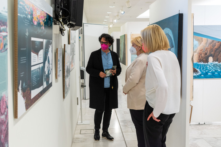 Landtagspräsidentin Prof. Dr. Ulrike Liedtke (m.) mit Prof. Angelika Böhm (l.) und Prof. Dr. Susanne Stürmer (r.) bei der Ausstellungsbesichtigung im Anschluss