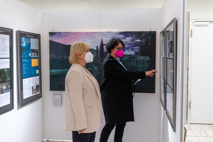 Landtagspräsidentin Prof. Dr. Ulrike Liedtke (l.) mit Prof. Angelika Böhm (r.) bei der Ausstellungsbesichtigung im Anschluss